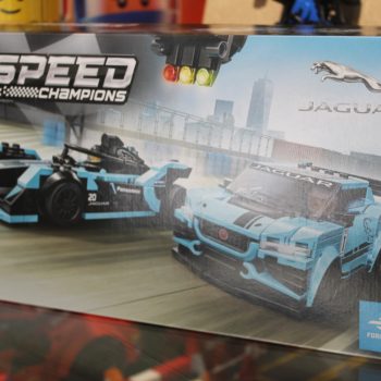 LEGO Speed Champions - Formula E Panasonic Jaguar Racing GEN2 car & Jaguar I-PACE eTROPHY